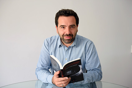 Pedro Marín con su primera novela