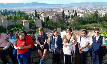 Participantes en una de las visitas culturales 