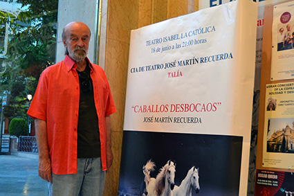 Antonio Morell, junto al cartel de la obra instalado en el vestíbulo del Teatro Isabel la Católica/A.A. 