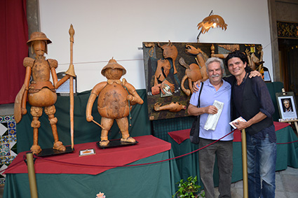 Un visitante se hace una foto junto al artista y su obra/A.A.