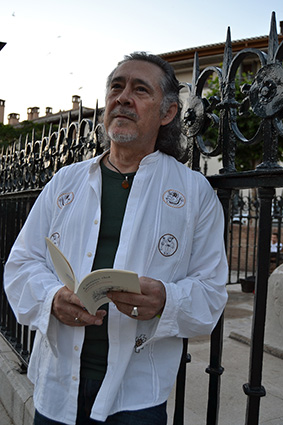 Pedro Enríquez, junto a la reja del Cristo de los Faroles/ A.A.