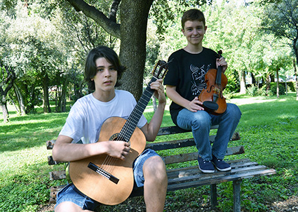 Alejandro Moreno y Pedro Saavedra, en los jardines de la Facultad de Ciencias de Granada/A.A