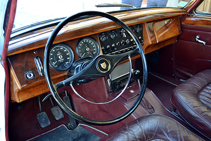 luis-vilaplanas-y-su-jaguar-2-interior