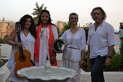 El poeta Pedro Enriquez y las Flamencas en el patio de la Mezquita de Granada /A.A.