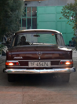 jose-garrido-y-su-mercedes-200D-parte-trasera