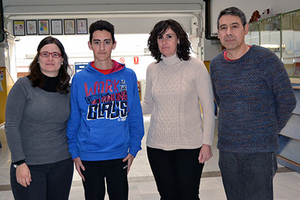 Miguel Ángel Santaella (derecha) junto a dos profesoras del IES y el alumno, Alfredo Martin