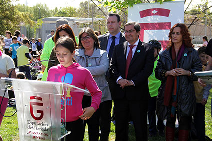 Uno de los alumnos participantes lee el manifiesto en defensa de la Vega/ J. GROSSO