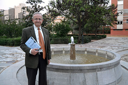 El profesor emérito Armando Segura en la plaza Escultor Francisco López Burgos/A. ARENAS 