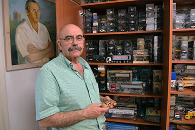 PASIÓN DE COLECCIONISTAS, (I): Juan García Pedraza y sus 800 miniaturas de coches