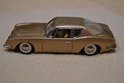 Studebaker Avanti dorado, escala 1:43