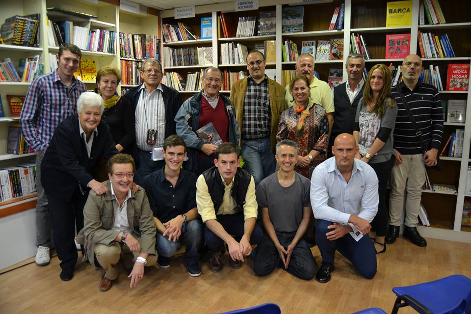 Francisco J. Carbonell  con un grupo de amigos en la  presentación de su anterior libro en Nueva Gala/A. ARENAS