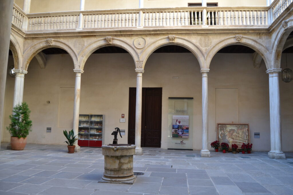 Patio de acceso a la sala de exposiciones del Centro Cultural Nuevo Inicio/A. ARENAS