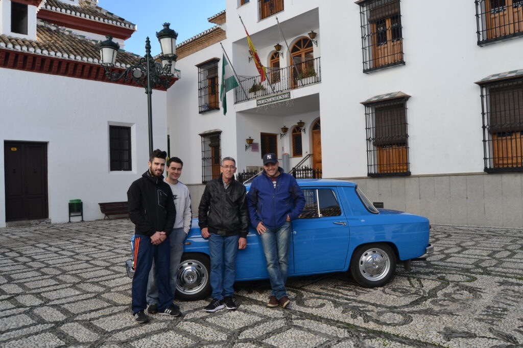 Manuel Ruiz Mesa, junto a sus hijos, en la plaza del Ayuntamiento de La Zubia /A. ARENAS