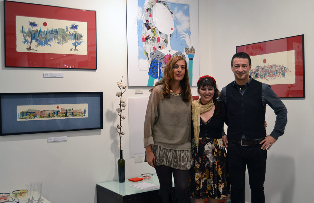 Violeta Monreal (centro) junto a Cristina Agudo, de Global Arte, y el diseñador, Óscar Muinelo FOTO: ANTONIO ARENAS