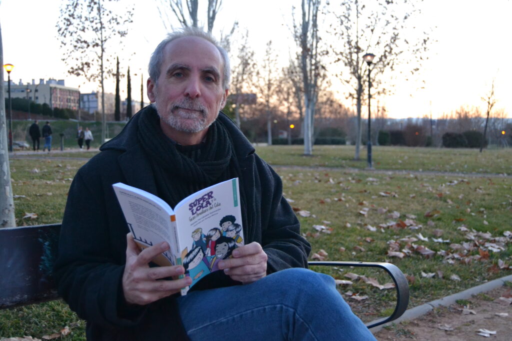 El autor con un ejemplar de su libro en el Parque Tico Medina/ A. ARENAS