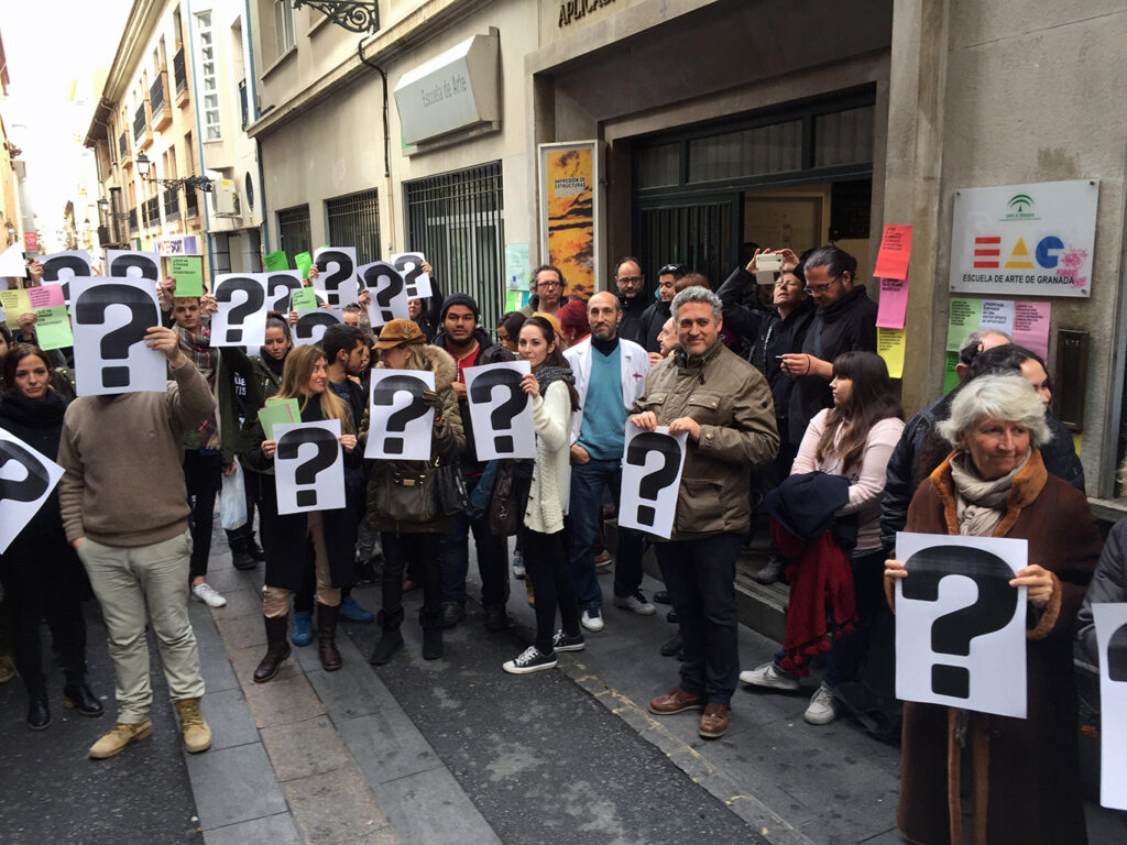 Alumnado concentrado a las puertas de la EAG el viernes, 3 de febrero