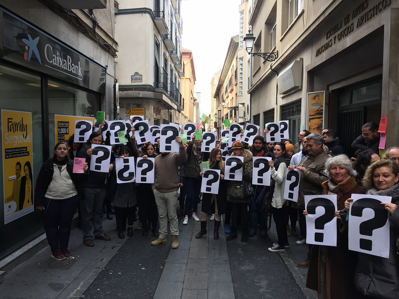 Alumnado Escuela de Arte de Granada se concentra a las puertas de su centro para reivindicar la implantación definitiva de los Estudios Superiores de Diseño