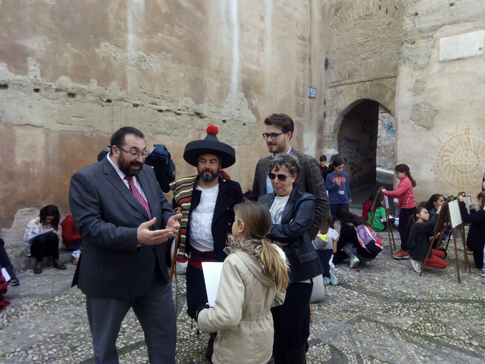 La comunidad educativa del colegio Gómez Moreno reivindica el cuidado del patrimonio y el fin de las pintadas en el Albayzín