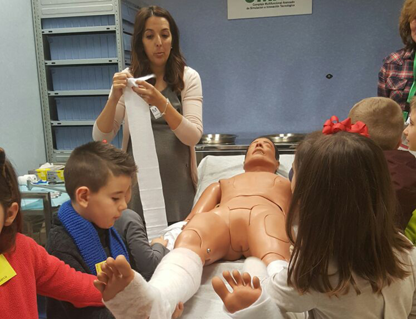 Salud muestra a escolares de Granada técnicas básicas de primeros auxilios ante accidentes