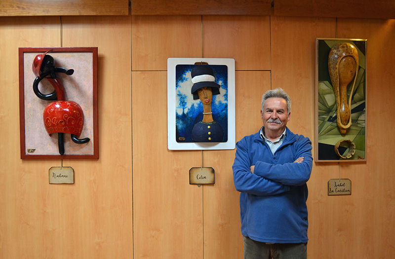 ‘Mujeres con sombrero’ de Juan Antonio Haro ‘visitan’ el Centro Artístico de Granada