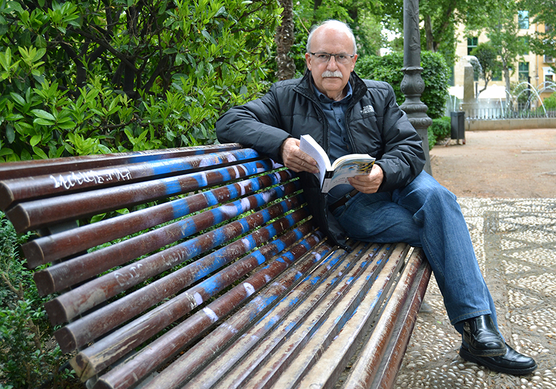 Antonio Cobos: «Con ‘La isla cerrada’ espero entretener y hacer pensar a la gente»