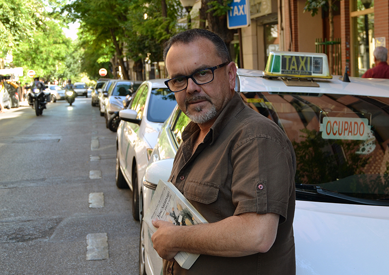 El taxista y escritor, Ramón Alcaraz, presenta esta tarde su segunda novela, ‘Alea jacta est’