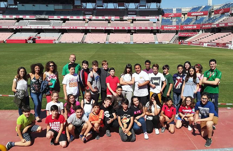 Estudiantes del IES La Madraza visitan el estadio nuevo Los Cármenes como colofón a las actividades de promoción de la salud desarrolladas a lo largo del curso