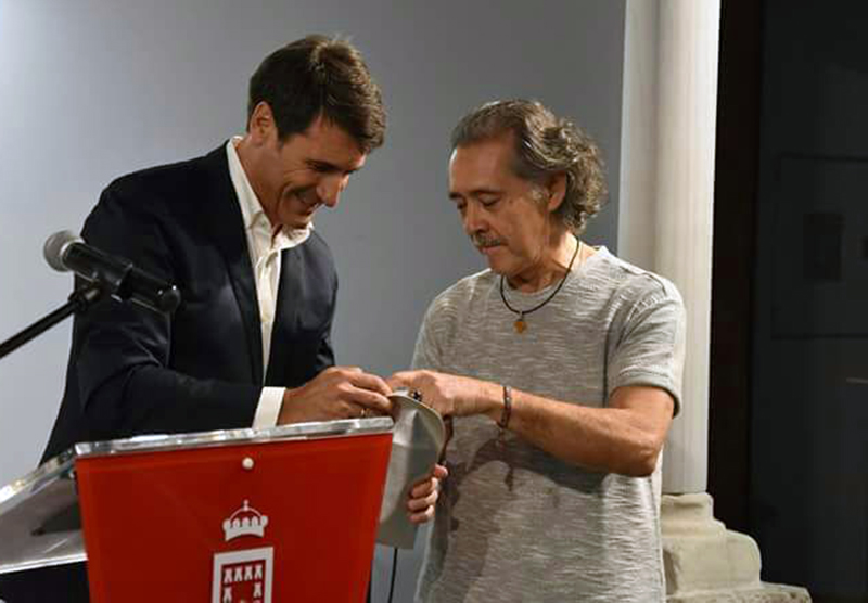 El poeta granadino Pedro Enríquez recoge el I Premio Internacional de Poesía ‘Ciudad De Baza’