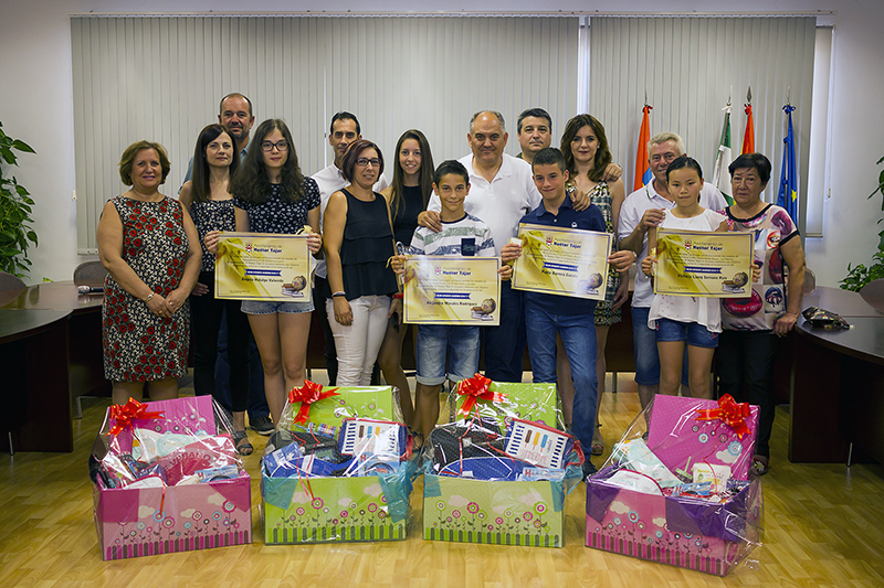 Los cuatro mejores estudiantes de Huétor Tájar tendrán piscina y cine gratis durante todo el verano