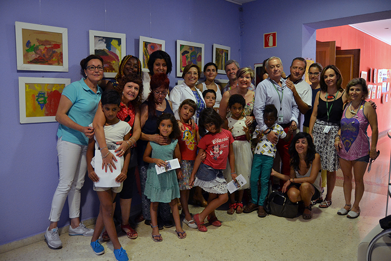 El salón de actos del Hospital Virgen de las Nieves acoge un centenar de pinturas realizadas por niños de la Fundación Escuela de Solidaridad