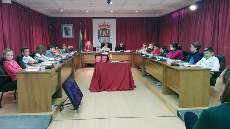 Alumnos de Primaria  conocen cómo funciona un Ayuntamiento y protagonizan un Pleno Infantil en Las Gabias