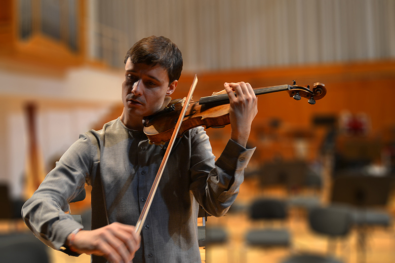 La Orquesta Filarmonía termina el año con ‘Un paseo por los sentidos’ y el violinista Alejandro Bustamante como invitado