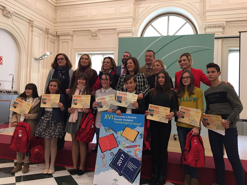 La consejera de Igualdad y Políticas Sociales preside en Granada la entrega de los premios del certamen escolar ‘Solidaridad con las Letras’