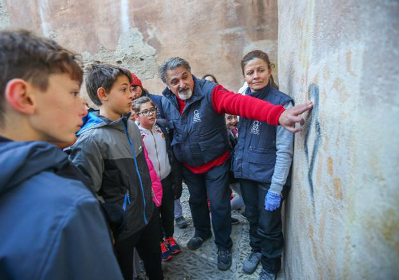 Alumnos del CEIP Gómez Moreno participantes en el proyecto ‘Mecenas del Patrimonio’ visitan el Arco de las Pesas