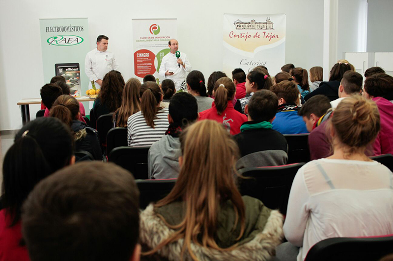 Un centenar de escolares de Huétor Tájar participan en un taller de cocina saludable