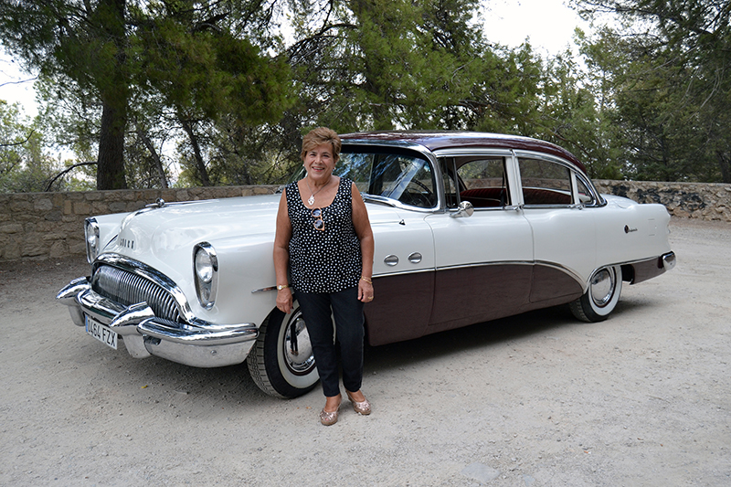 Vehículos singulares, 139: Juani Muñoz, viuda del ‘Pierres’ y su Buick Super de 1954