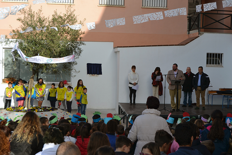 El delegado de Educación inaugura el Monumento a la Paz del CEIP Mariana Pineda de Huétor Vega