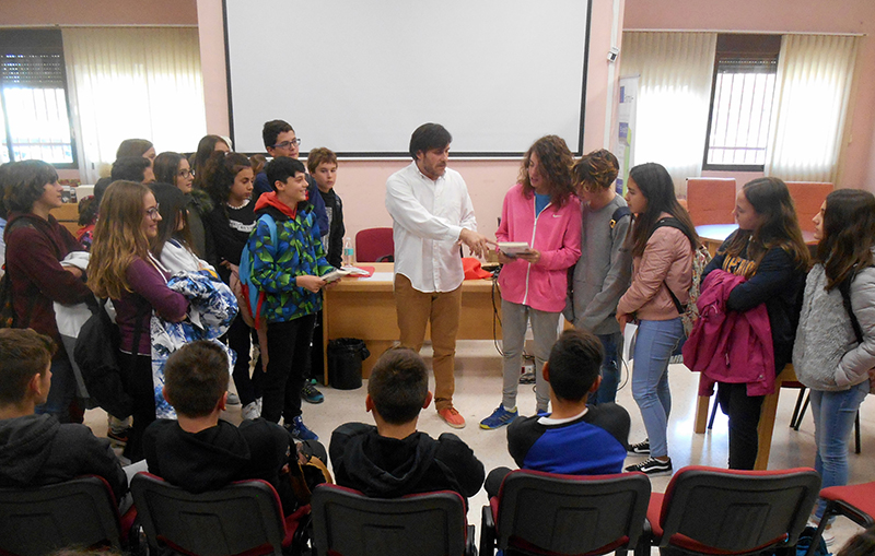 Alumnos y alumnas del IES Pedro Jiménez Montoya fomentan la lectura convirtiendo la novela ‘No LLegarás a Cascamorras’ en un «libro viajero»