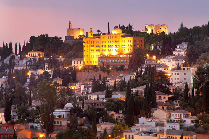 El Centro Artístico de Granada nombra socios de honor al Hotel Alhambra Palace y al Trío Albéniz