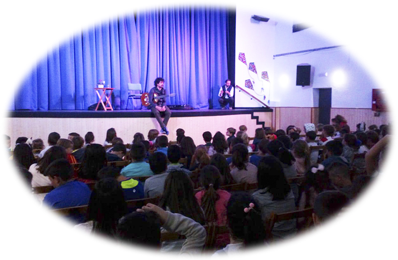 Pablo Sáinz encandila con su guitarra a los escolares del CEIP Sierra de Huétor