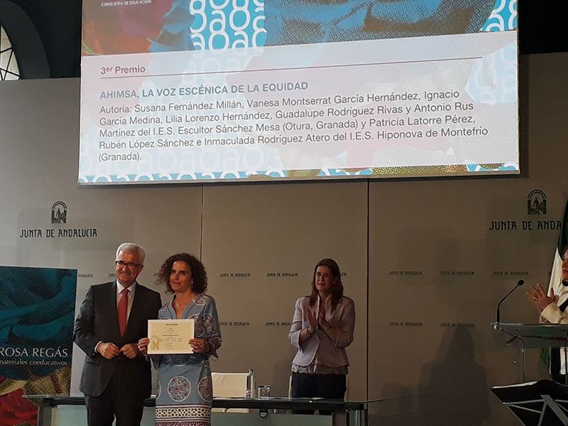 El vicepresidente de la Junta de Andalucía entrega el primer premio Rosa Regás de coeducación a la profesora Natalia Díaz Estrella, del IES ‘Zaidín-Vergeles’