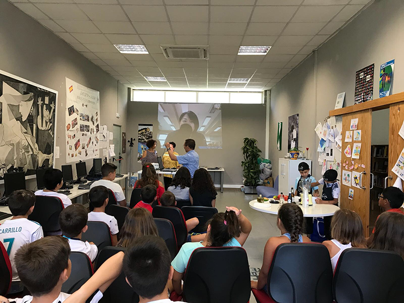 Los jóvenes de Montefrío enseñan  a sus ‘hermanos’ japoneses a hacer gazpacho por videoconferencia