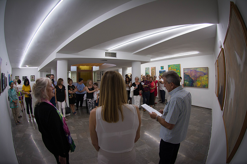 La pintura como filosofía y dadora de vida o la doble exposición ‘Pintura y grabados’ de Maureen L. Booth e Inma López en el ayuntamiento de Pinos Genil