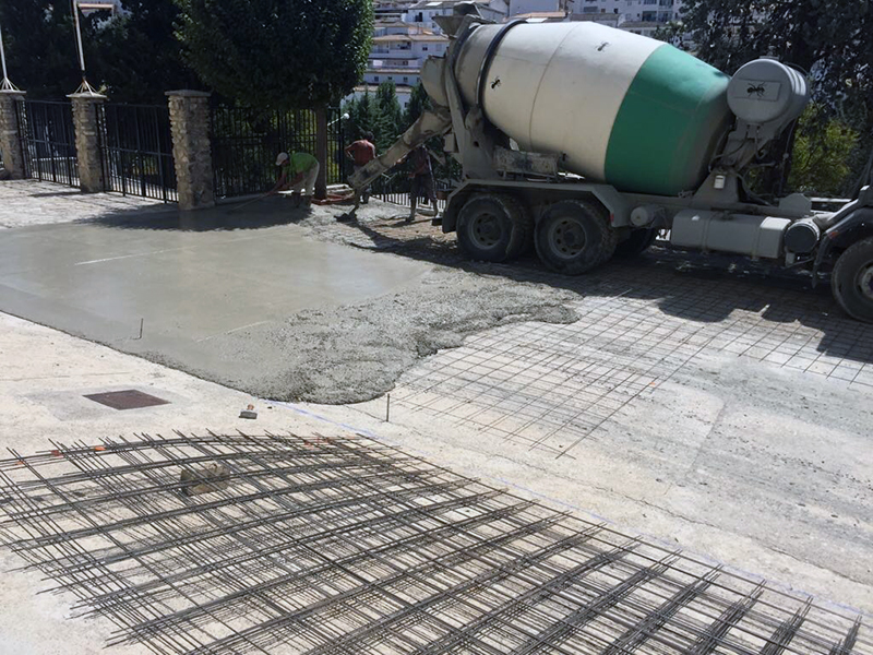 Montefrío asfalta el patio del colegio La Paz de cara al inicio del nuevo curso escolar