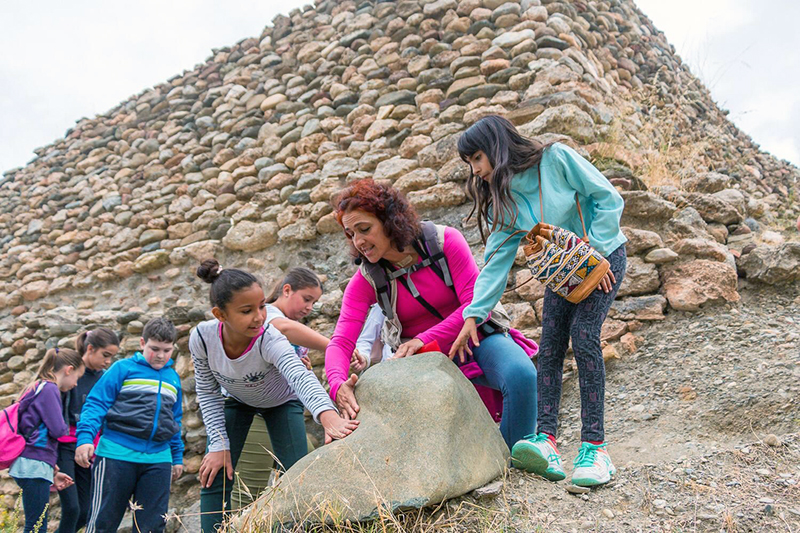 Varios centenares de escolares han visitado el yacimiento prehistórico del Cerro de la Encina, en Monachil