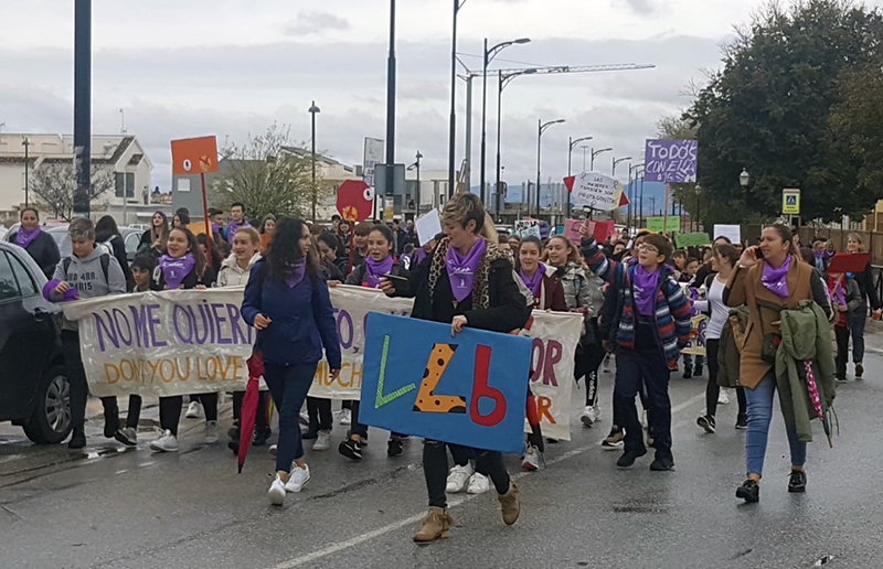 Alumnos del IES Arabuleila de Cúllar Vega participan en una ‘marcha morada’ contra la violencia de género