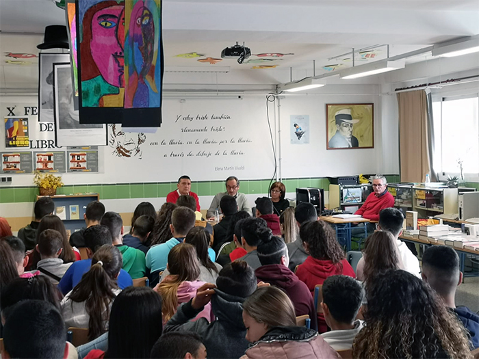 EL IES Cerro de los Infantes de Pinos Puente celebra la X Feria del Libro a lo grande