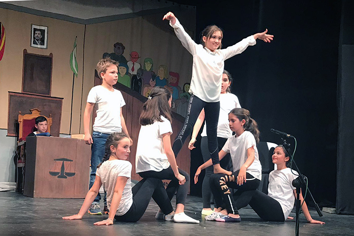 Escolares del CEIP La Paz de Montefrío llevan a escena la obra de teatro  ‘Juicio al deporte’