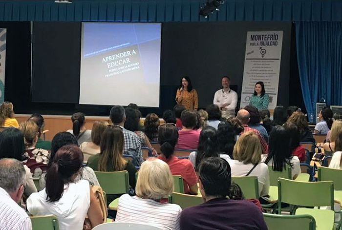 El presentador Pedro García Aguado habla de educación en valores con los estudiantes y padres de Montefrío