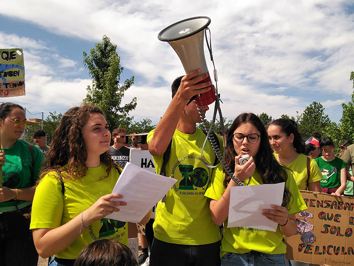 Diez centros educativos granadinos se movilizan por el clima